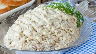 Rozgniatam widelcem i mieszam z twarogiem. Te małe rybki to potężne wsparcie dla układu krążenia