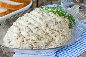 Rozgniatam widelcem i mieszam z twarogiem. Te małe rybki to potężne wsparcie dla układu krążenia