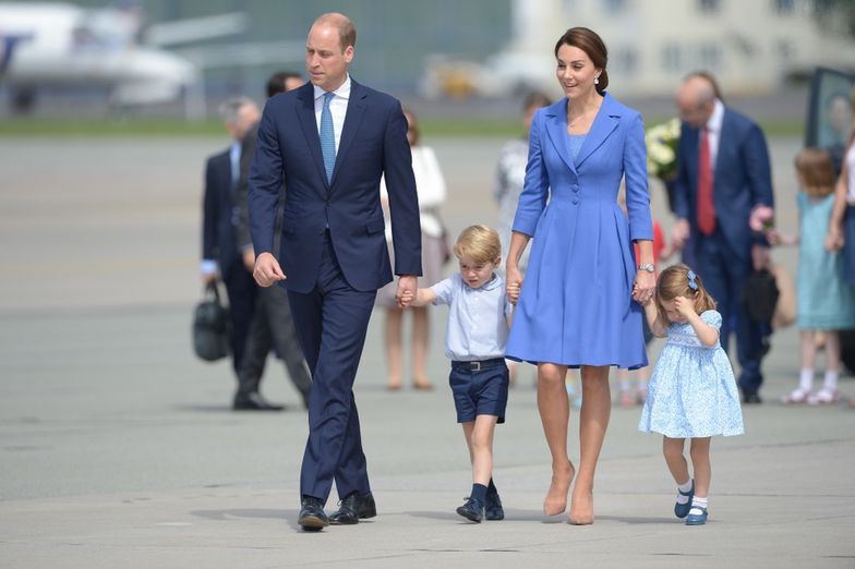 Kate i William z Jerzym i Charlottą na lotnisku