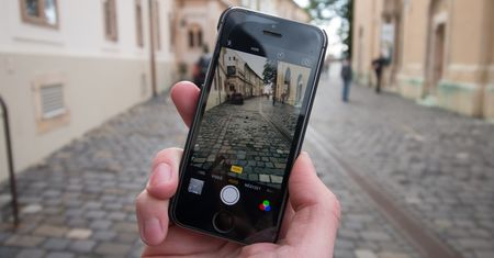 Nowy iPhone SE: solidną metalową konstrukcję zastąpi szkło?