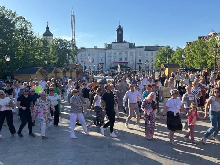 Majówka z AS'em. Pół tysiąca seniorów bawiło się na starówce!