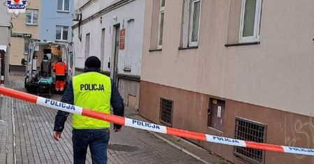 Atak nożownika w kancelarii komorniczej. Interweniujący policjanci oddali strzały z broni