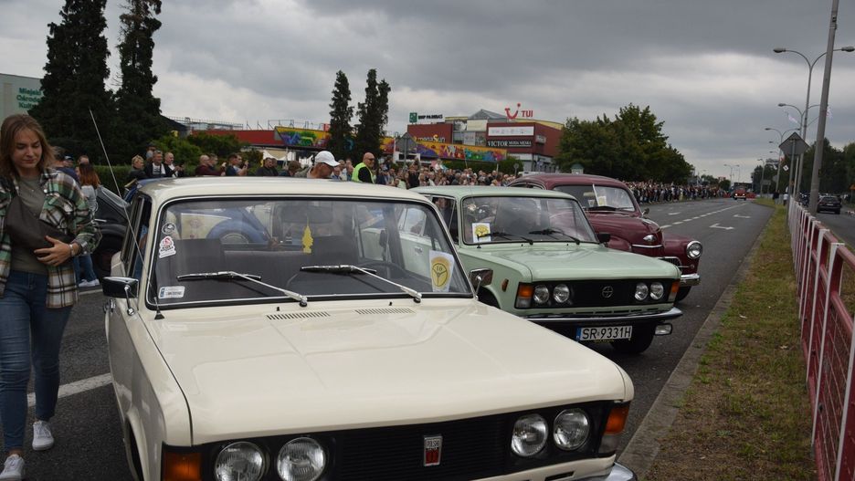 Parada aut z okresu PRL w Jastrzębiu