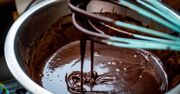 Polewa czekoladowa będzie błyszcząca i szybko zastygnie. Poznaj niezawodny patent cukiernika