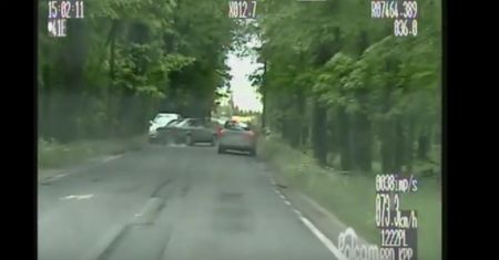 Wjechał na "czołówkę". Kilka razy dachował. Nagranie policji