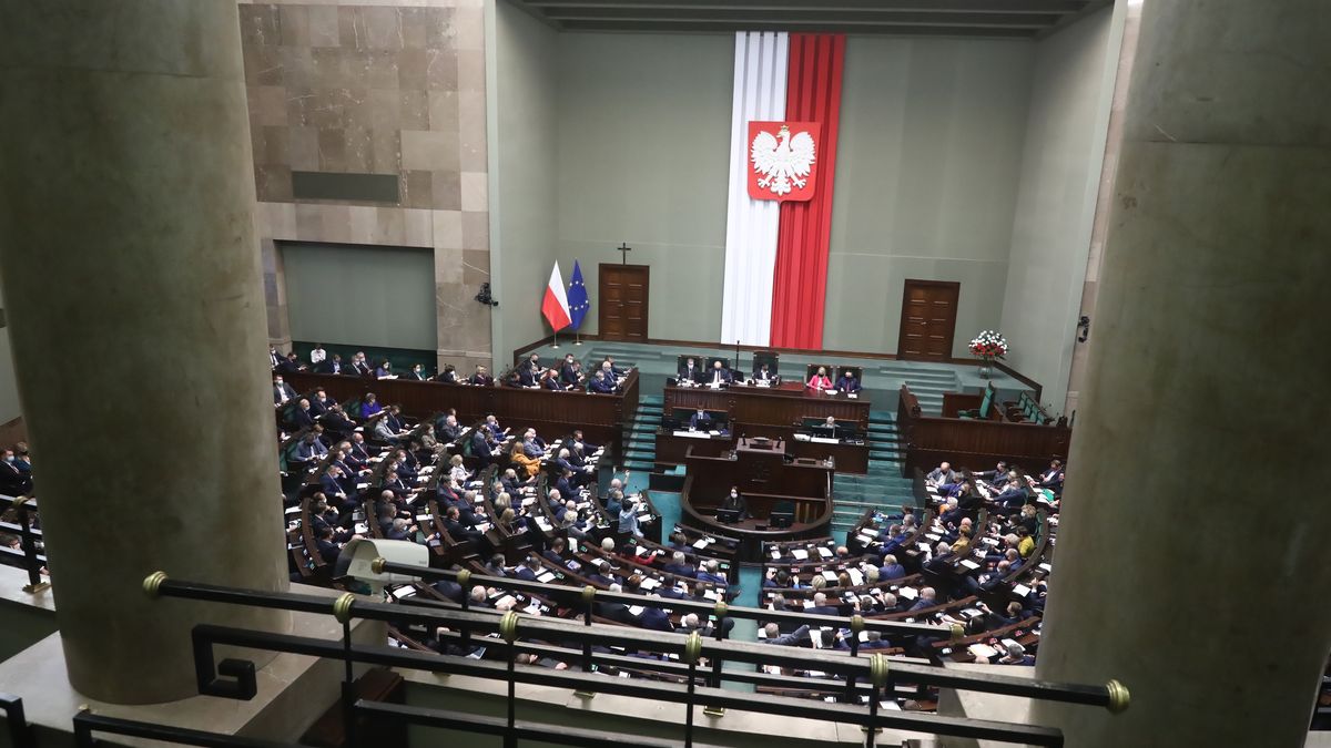 Widok na salę plenarną z tarasu w czasie prac Sejmu