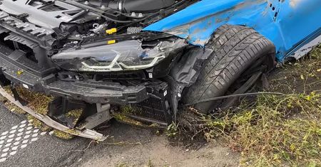 Tyle zostało z BMW celebryty. Jechał na ślub. Dramat na A4
