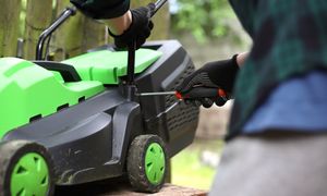 Bak kosiarki na zimę. Zastosuj tę zasadę, a wiosną odpali za pierwszym pociągnięciem