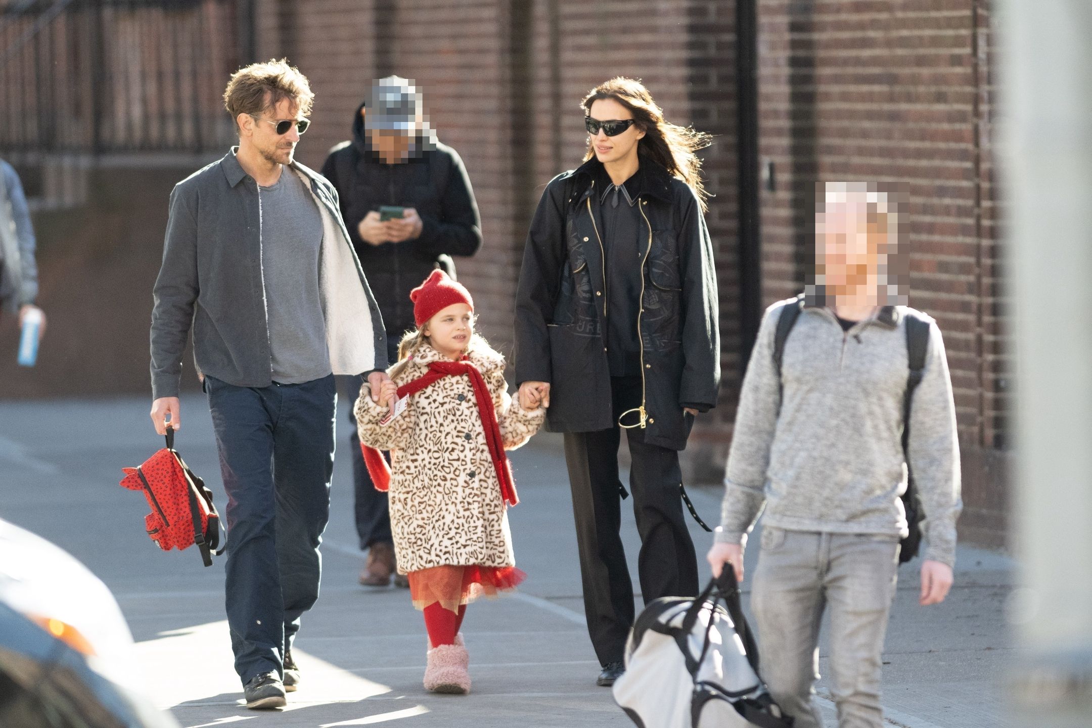 Irina Shayk i Bradley Cooper "przyłapani" na kolejnym rodzinnym spacerze