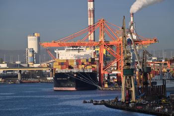 Statek z olbrzymim ładunkiem pomarańczy i cytryn? Potem dementowali