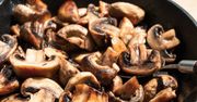 Nie smaż tak pieczarek. Stracą cały smak i jędrność, a do tego podejdą wodą