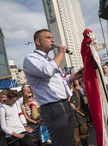 Policja w domu Roberta Bąkiewicza. Skrajny narodowiec odpowie za przestępstwa?