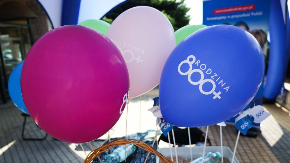 Urzędnicy wojewody wielkopolskiego wciąż rozpatrują wniosek o wstrzymanie egzekucji, nazywanej przez przepisy &#34;potrąceniem&#34;. To odblokowałoby wypłatę świadczenia.  