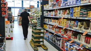 "Biegła z kanapką do kasy". Pracownicy Biedronki mają dość