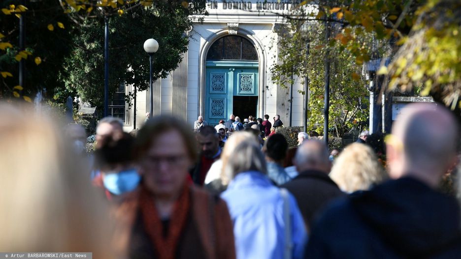 W poniedziałek na cmentarzach tłumy