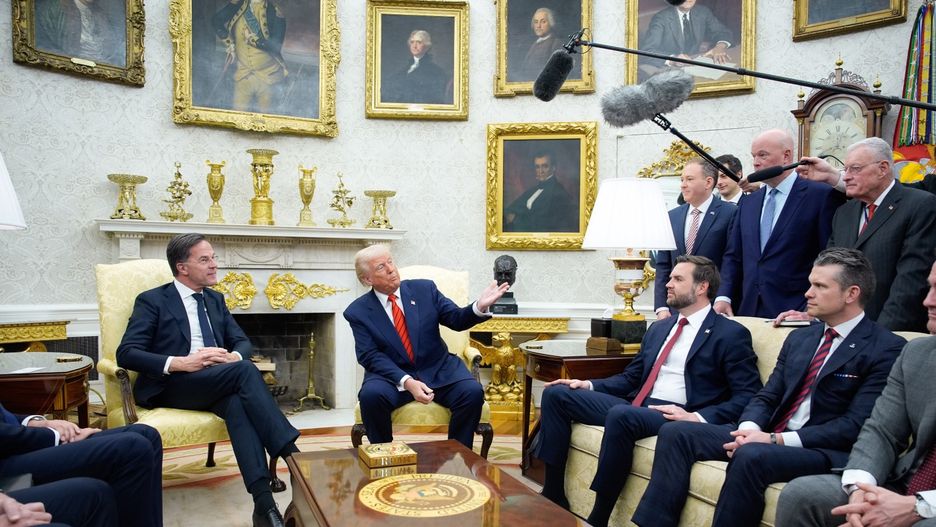 US President Donald Trump meets NATO Secretary General Mark Rutte in Washington
epa11961575 US President Donald Trump (2L) and NATO Secretary General Mark Rutte (L) with US Vice President JD Vance (2R) and US Secretary of Defense Pete Hegseth (R) during their meeting in the Oval Office of the White House in Washington, DC, USA, 13 March 2025.  EPA/YURI GRIPAS / POOL 
Dostawca: PAP/EPA.
YURI GRIPAS / POOL
defense, nato, usa, meeting