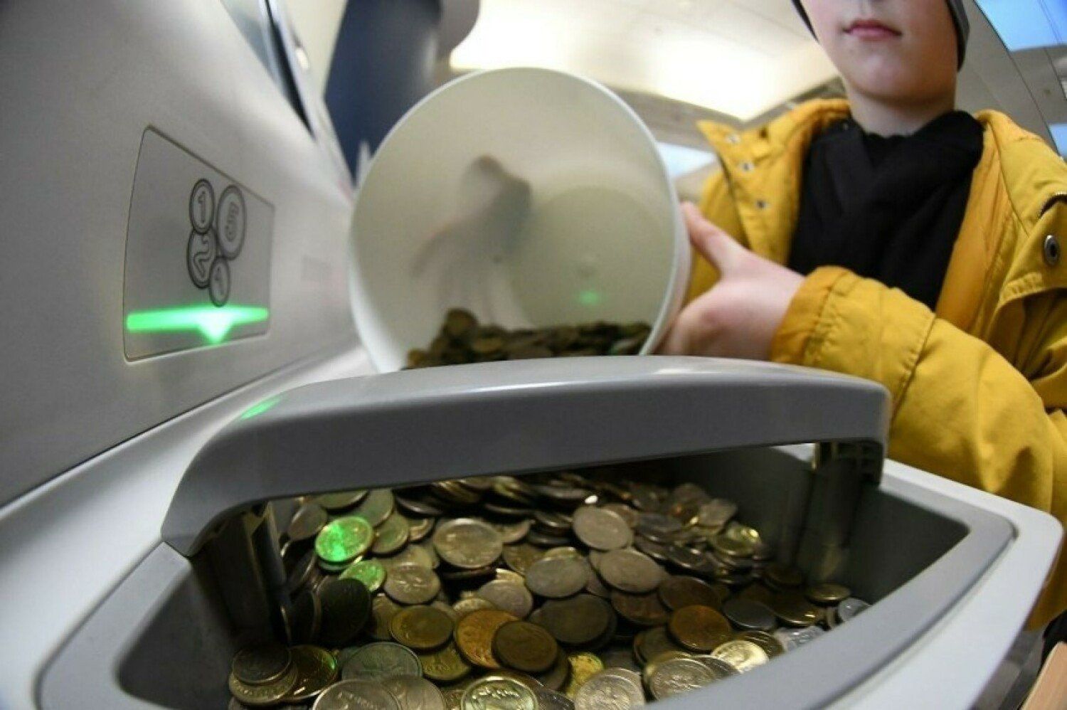 Wymianie podlegają także monety. Zachowanie dwóch elementów (rdzeń i pierścień) pozwalają na wymianę na 100% wartości. Zachowanie jednego z elementów to wymiana na połowę nominalnej wartości.