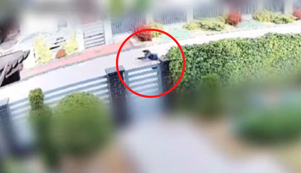 Boli od samego patrzenia. 14-latek został nagrany