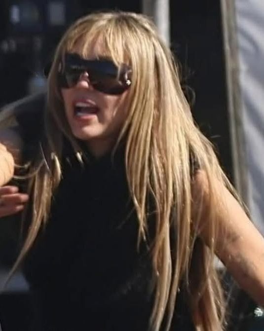 Miley  Cyrus jako Hannah Montana, luty 2026