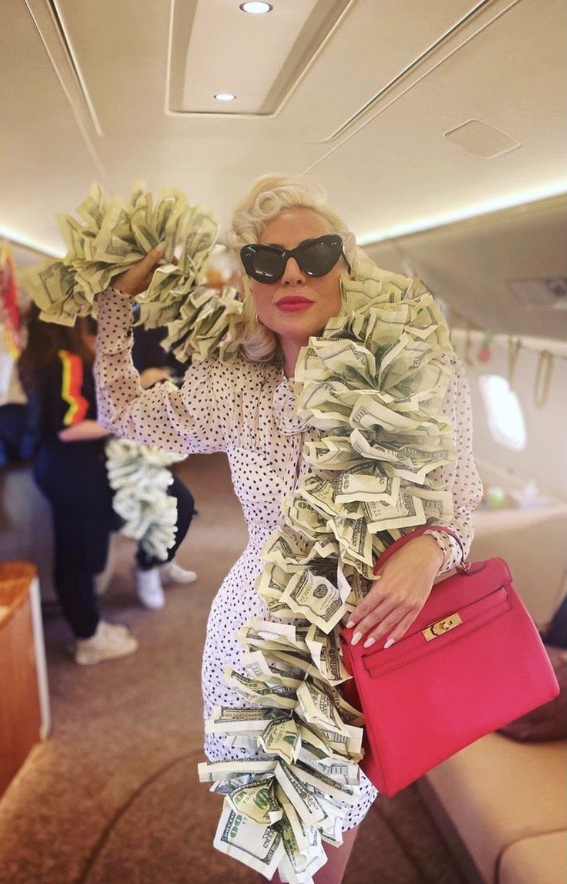 Lady Gaga leci prywatnym odrzutowcem przyodziana w SZAL Z DOLARÓW i sukienkę POLSKIEJ PROJEKTANTKI