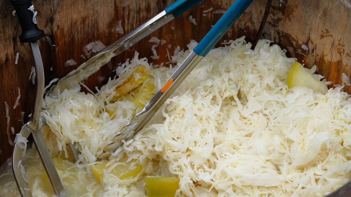 Jest ciężkostrawna, powinni na nią uważać nadciśnieniowcy i osoby z wrażliwym żołądkiem