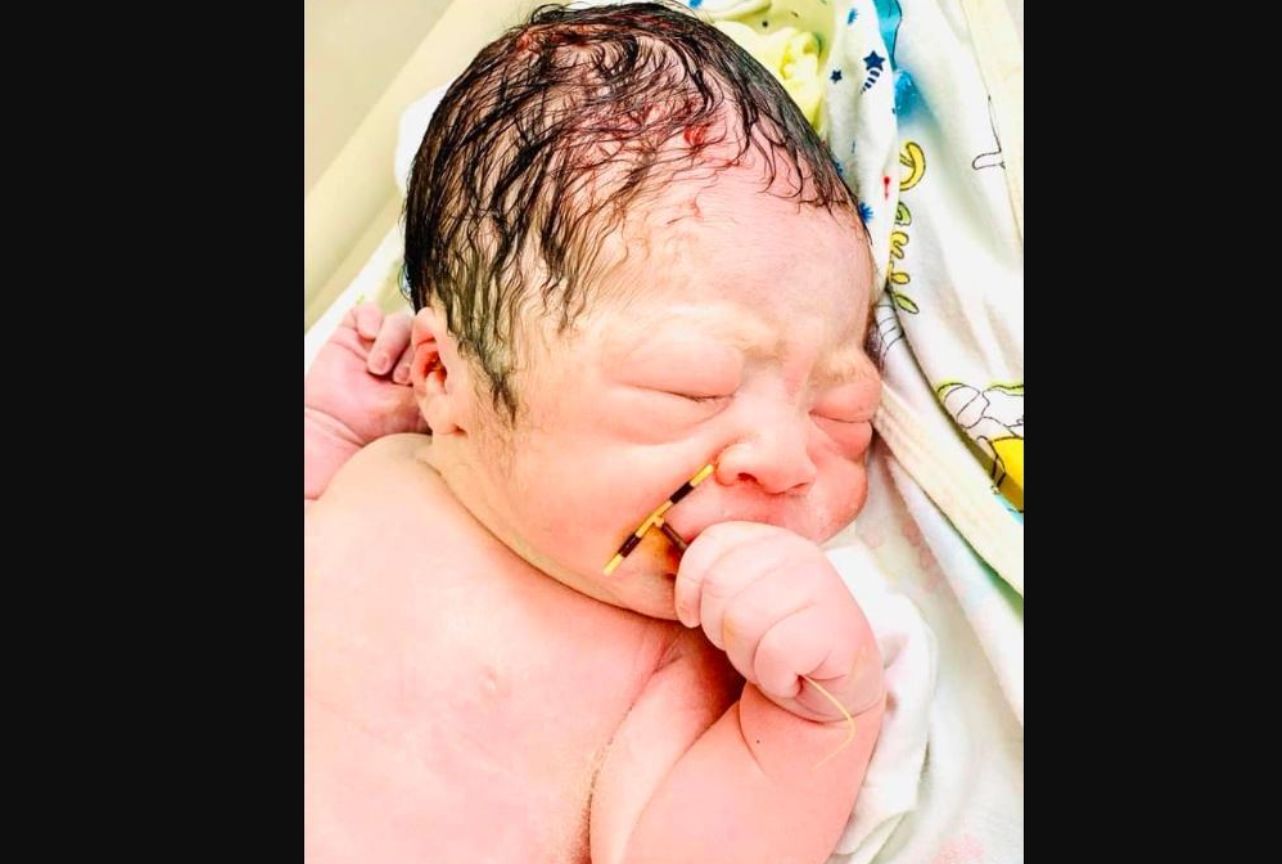 Dziecko ze spiralą w dłoni 