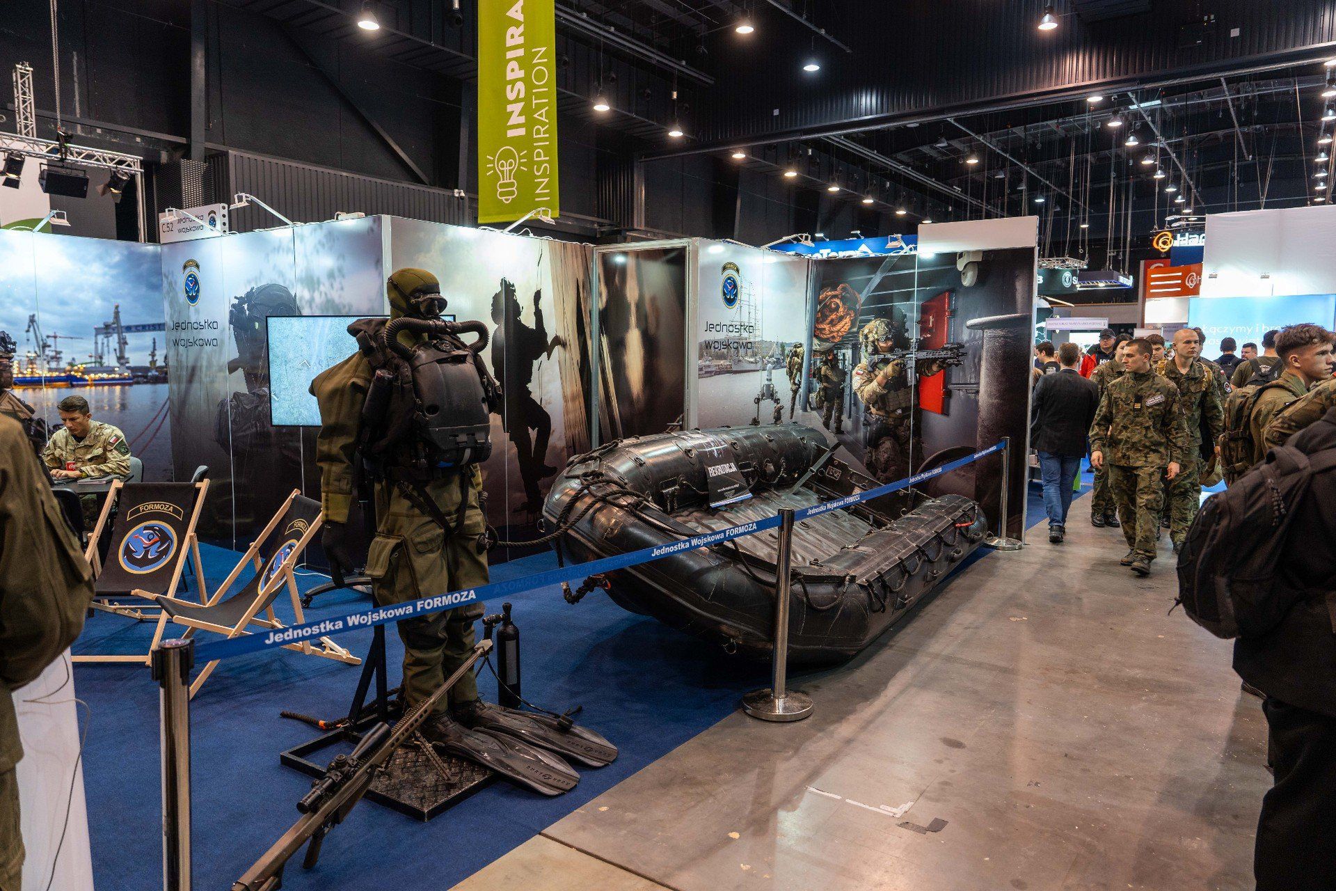 Stanowisko JW Formoza na Targach Baltexpo. W tle widać łódź, jeden z rekwizytów procesu selekcji do jednostki
