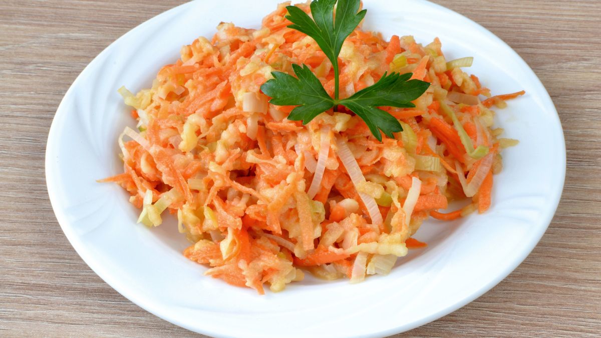 Surówka z pora będzie jeszcze lepsza jeśli dodamy do niej jabłko