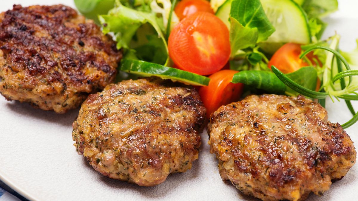 Co dodać do mielonych, aby wyszły pulchne i soczyste w środku?