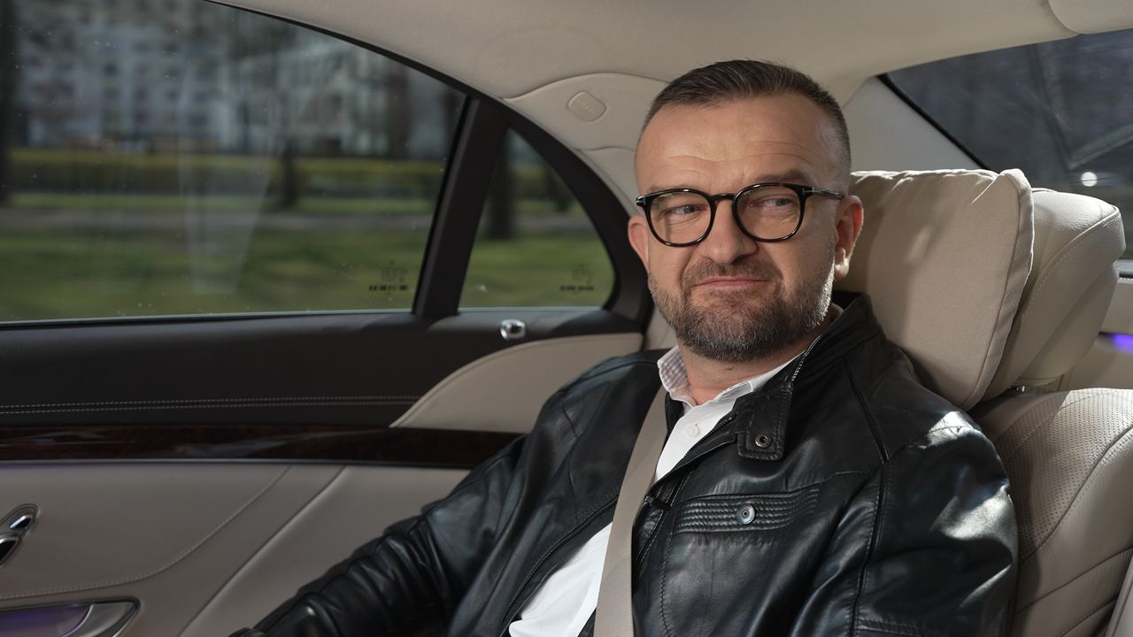 Zaczynał na stadionie. Dziś ma 120 salonów i obraca milionami