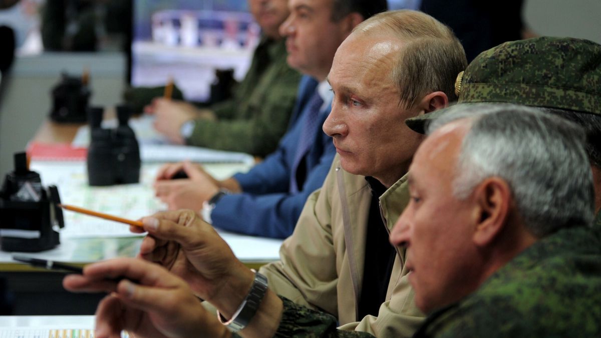 arch 2
Russia's President Vladimir Putin (2nd R) listens to Chief of General Staff Nikolai Makarov (R) as he attends military strategic command and staff exercises Caucasus-2012 at a naval base near the Black Sea port of Novorossiysk, on September 17, 2012. AFP PHOTO/ RIA-NOVOSTI/ POOL
ALEXEY DRUZHININ