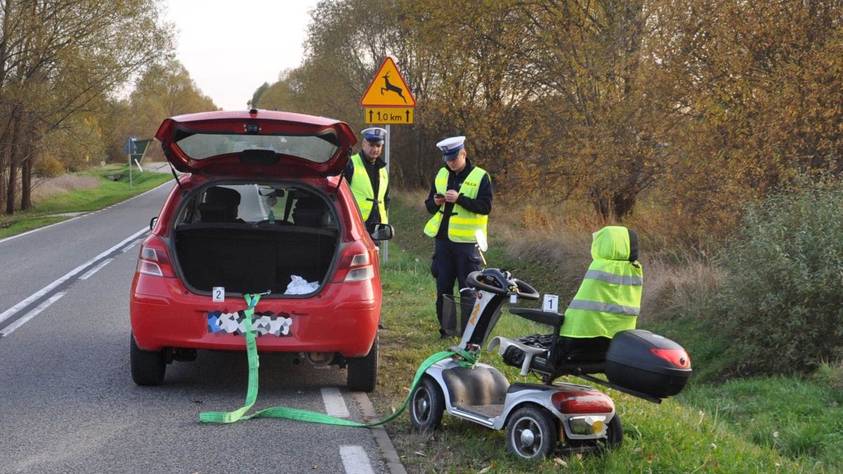Ciągnął za autem wózek inwalidzki. 92-latek nie żyje.