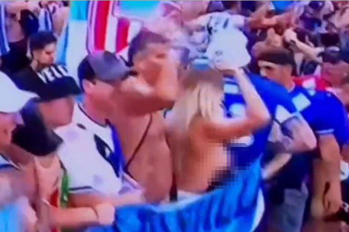 Argentynka zdjęła górne części garderoby