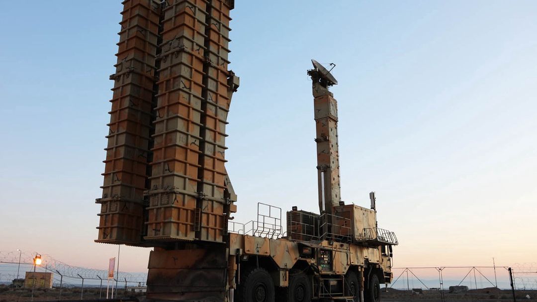 Wyrzutnia rakiet Bawara-373 podczas ćwiczeń opodal Isfahanu 