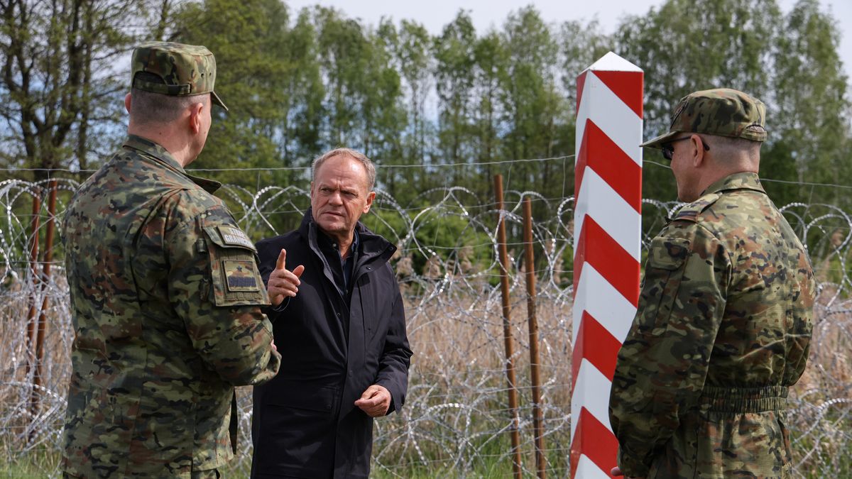 Ozierany Wielkie (woj. podlaskie), 11.05.2024. Premier Donald Tusk (C), Komendant Główny Straży Granicznej, gen. dyw. SG Robert Bagan (L) i zastępca Komendanta Podlaskiego Oddziału Straży Granicznej płk SG Marek Sochański (P) podczas wizyty przy granicy z Białorusią w miejscowości Ozierany Wielkie, 11 bm. (aldg) PAP/Paweł Supernak