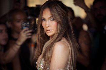O włos od spotkania z byłym. Jennifer Lopez zaskoczona w biurze
