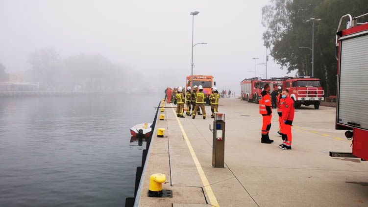 Groźny wypadek w Mrzeżynie. Samochód wjechał do kanału portowego
