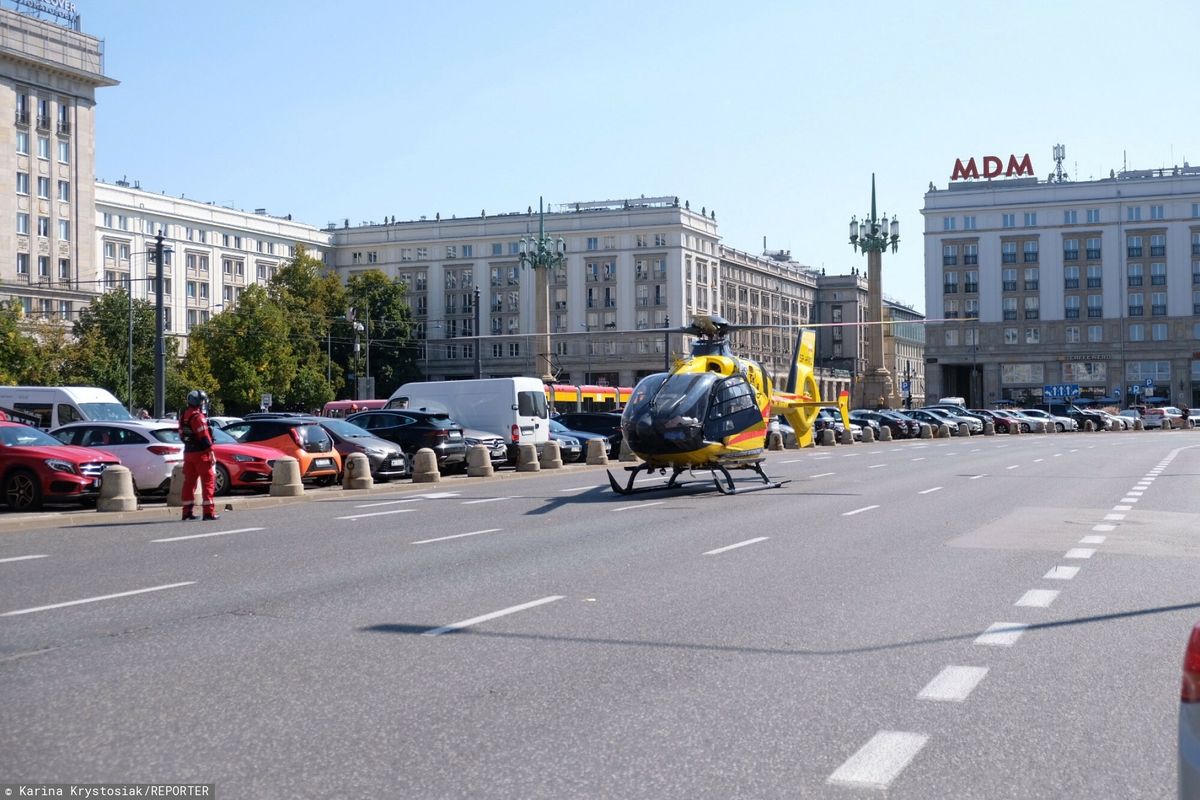 
Warszawa Śmigłowiec LPR na Placu Konstytucji - w mieście nie było dostępnej karetki, żeby pomoc ofierze wypadku,
Karina Krystosiak/REPORTER