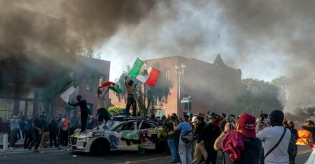 Ponad 100 aresztowań w Los Angeles. Skrajne grupy na ulicach