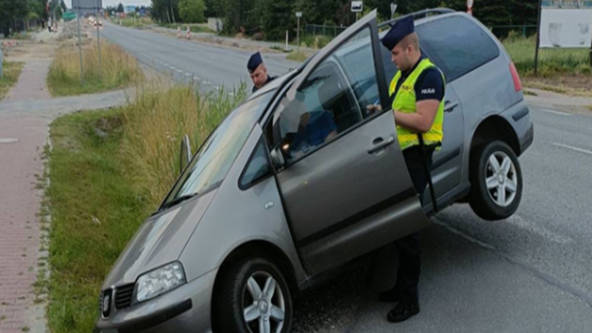 Kierowca osobówki skończył w rowie.
