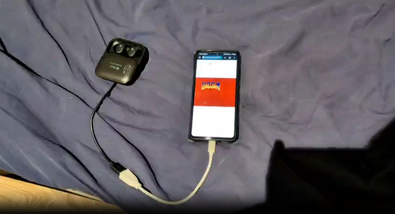 Dooma na słuchawkach bezprzewodowych? W DOOMBuds zagracie zdalnie w przeglądarce