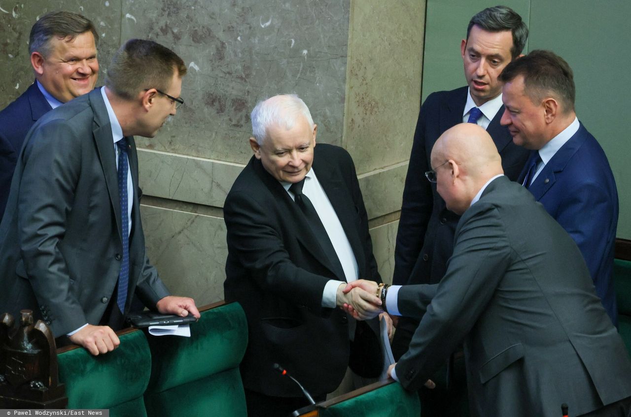 Mają dwa cele. PiS zamówiło badania, jasny sygnał ws. Konfederacji