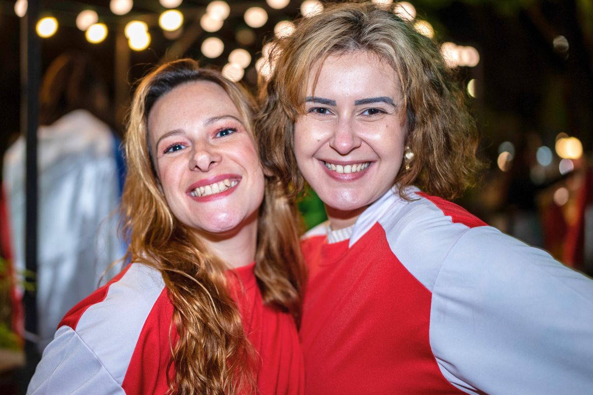 Dwie kobiety w biało-czerwonych bluzkach