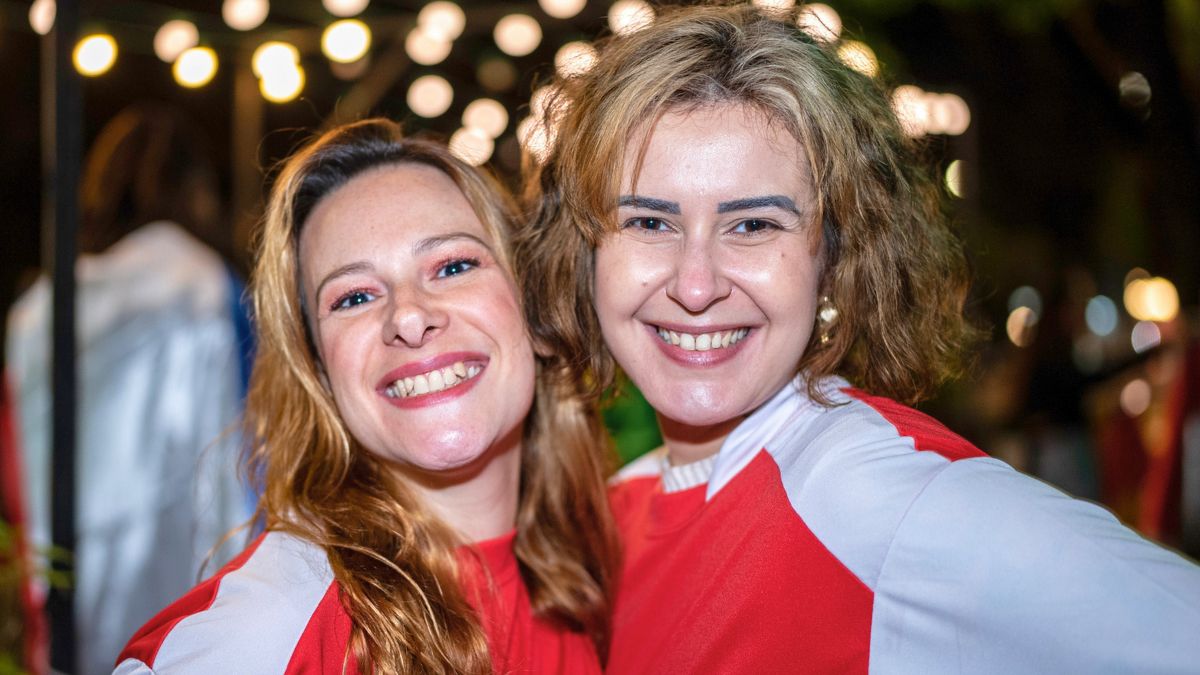 Dwie kobiety w biało-czerwonych bluzkach