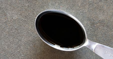 Obniża cholesterol i trójglicerydy. Wypij łyżkę przed posiłkiem