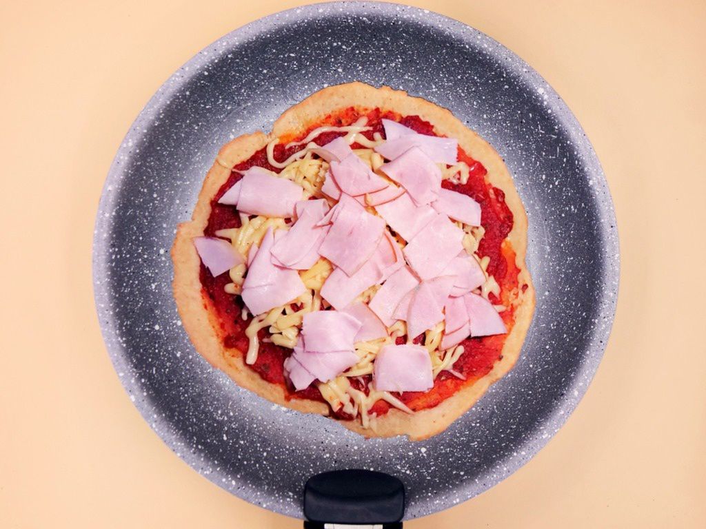 Pizza piadina z serem i wędliną przepis
