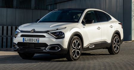 Citroën ë-C4 dostał mocniejszy napęd i większą baterię. Teraz zajedzie dalej