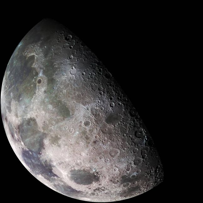 Zdjęcie Księżyca pobrane z internetu przez sztuczną inteligencję