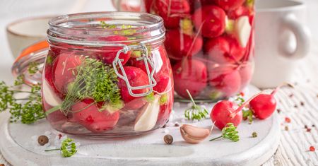 Jak zakisić rzodkiewkę? Z tego przepisu wychodzi chrupiąca i aromatyczna