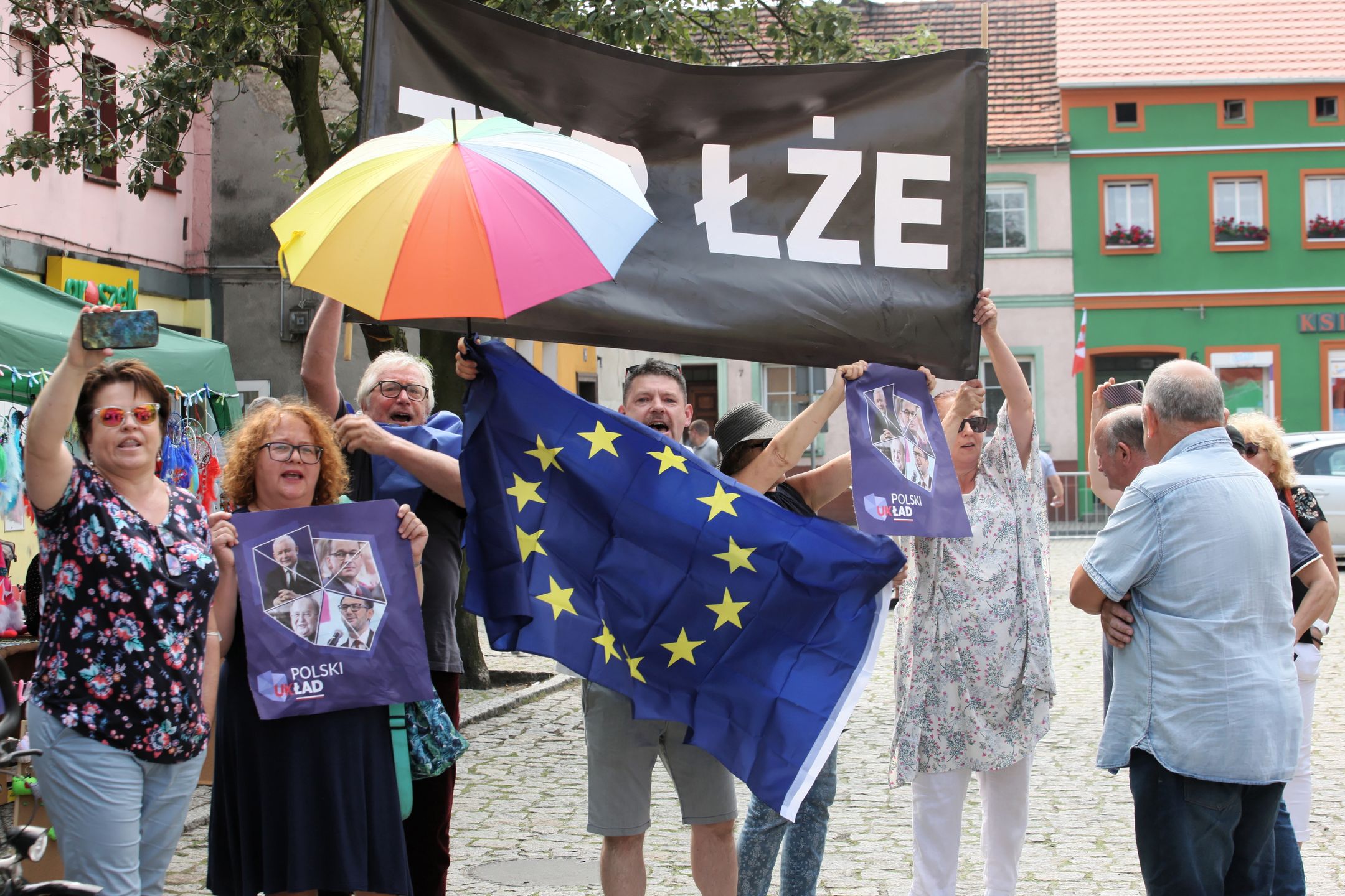 Otyń, 17.07.2021. Pikieta przeciwników PiS podczas wizyty marszałek Sejmu Elżbiety Witek w Otyniu (pow. nowosolski), 17 bm. Marszałek przebywa z wizytą w woj. lubuskim. (kf) PAP/Lech Muszyński